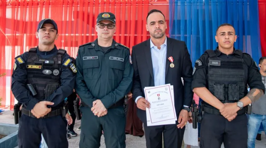 Prefeito de Parauapebas é condecorado com Medalha Tiradentes durante 1º Paradão Militar de 2025 no 23º BPM