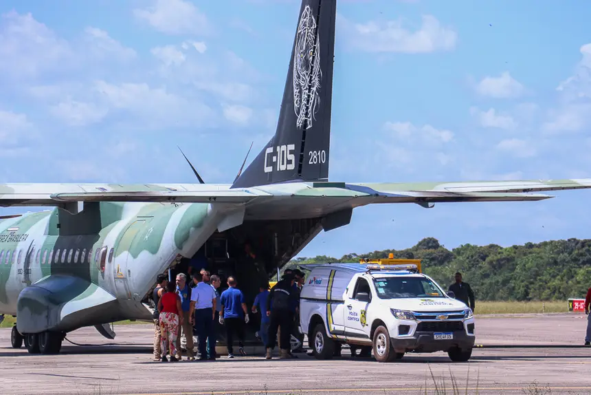 Familiares das vítimas acompanharam a chegada dos corpos na Base Aérea de Belém