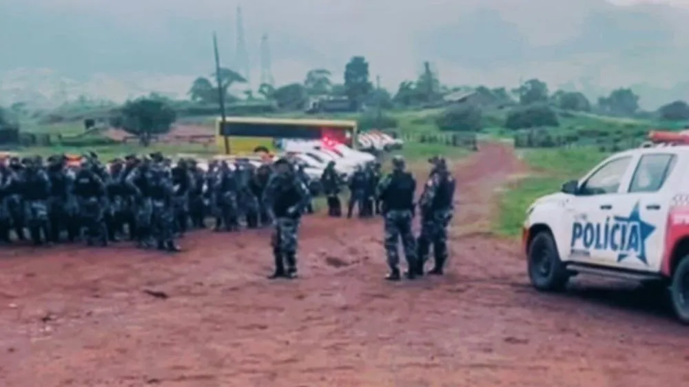 Tropa da PM realiza reintegração de posse na Fazenda Boi Gordo, em Canaã