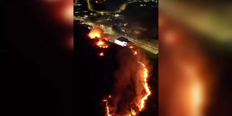 A imagem em destaque mostra a dimensão do incêndio registrado no bairro Jardim Canadá, em Parauapebas. (Foto: Reprodução | Portal Pebão)