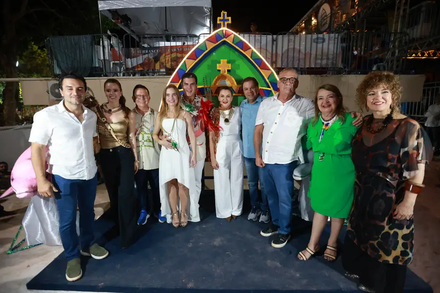 Governador e comitiva de autoridades públicas prestigiam o Festival do Sairé em Alter do Chão em Santarém
