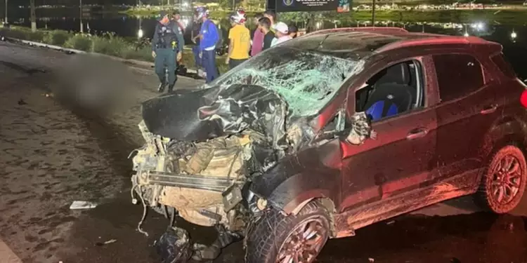 Com o impacto, a parte frontal do carro ficou destruída (Foto: Divulgação via Correio de Carajás)