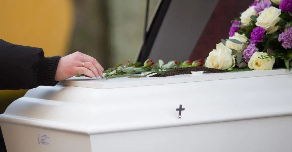Senado aprova licença de oito dias por morte de parente para trabalhadores. | Freepik