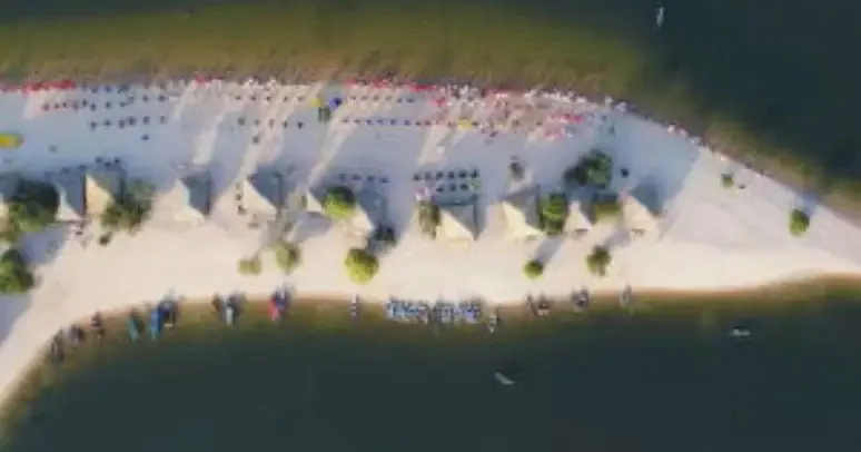 Alter do Chão, no Pará, encanta com suas praias de areia branca, águas calmas e rica biodiversidade, sendo eleita pelo The Guardian como a praia mais bonita do Brasil. | Reprodução/Youtube / Portal de Prefeitura