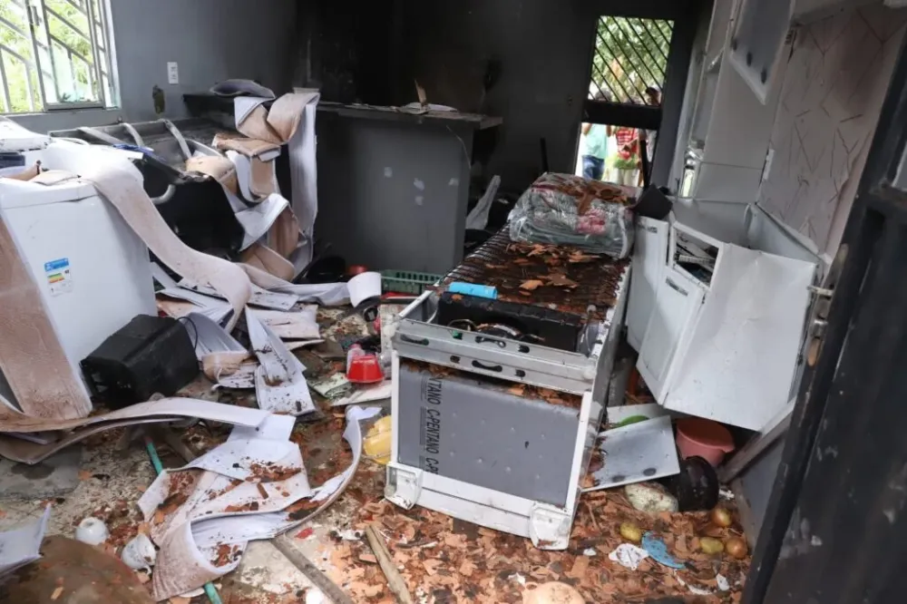 Revolta após morte de adolescente termina com casa incendiada em Marabá