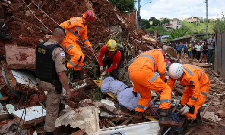 Chega a 55 o número de mortos pela chuva na Zona da Mata mineira