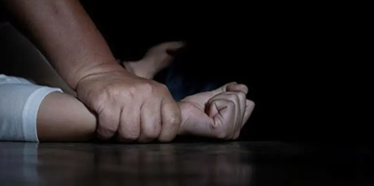 Adolescente é vítima de estupro coletivo no RJ; suspeitos são procurados