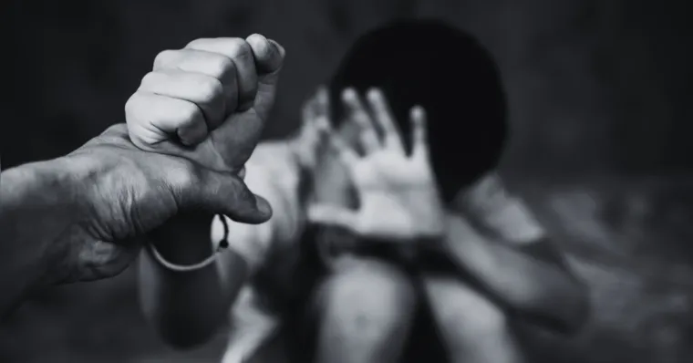 Nu e em posição fetal: homem mantinha filho preso em van há quase 2 anos