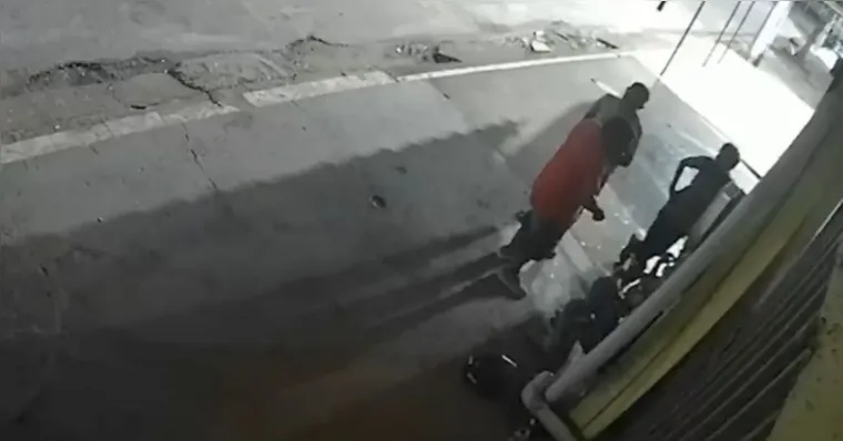 Câmera registrou o momento em que a vítima foi atacada pelo suspeito | Divulgação/PC