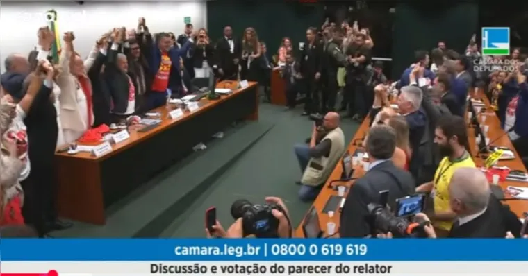 Comissão aprova fim da escala 6x1 e PEC segue para votação no plenário