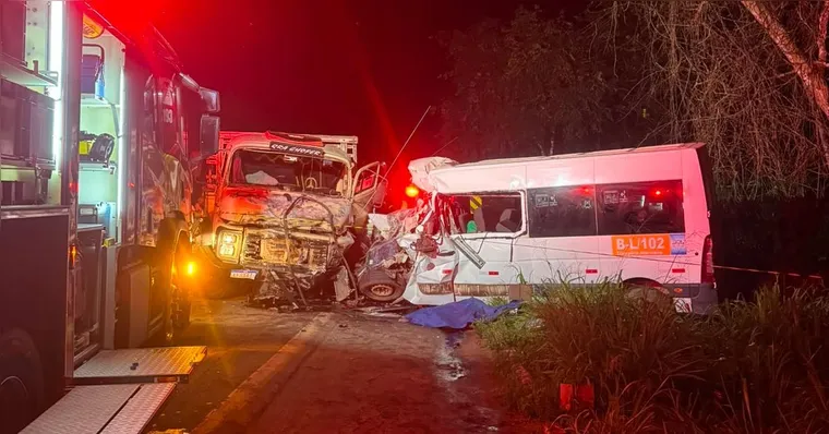 Caminhão e van ficaram completamente destruídos após a colisão | Reprodução/Esmael Notícias