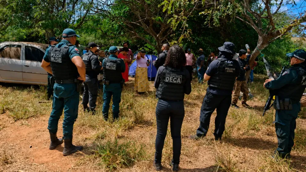 Equipes da Deca Marabá e do 1º Batalhão Rural da PM estabelecem perímetro de segurança para conter aproximação de produtores rurais. | Reprodução