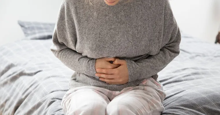 As dores estomacais podem indicar o câncer de intestino | Reprodução/Magnific