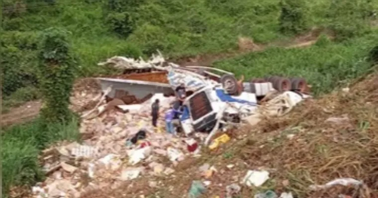 O caminhão despencou no barranco e ficou completamente destruído | Divulgação