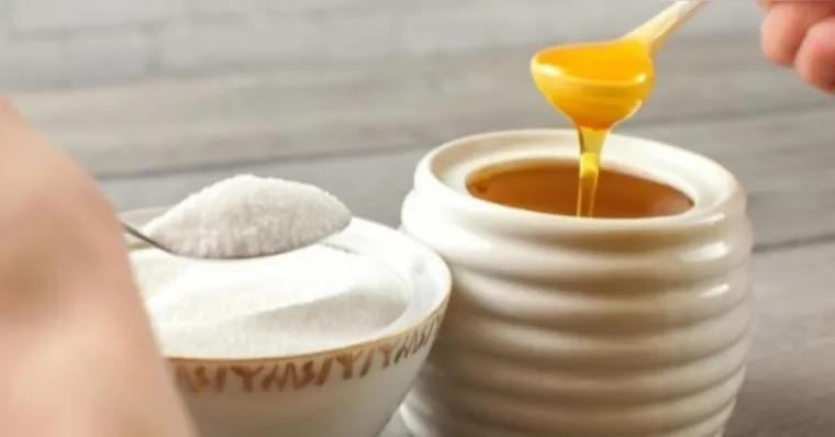 Tanto o mel quanto o açúcar refinado aumentam a ingestão de açúcares da dieta e podem contribuir para problemas de saúde. | Freepik