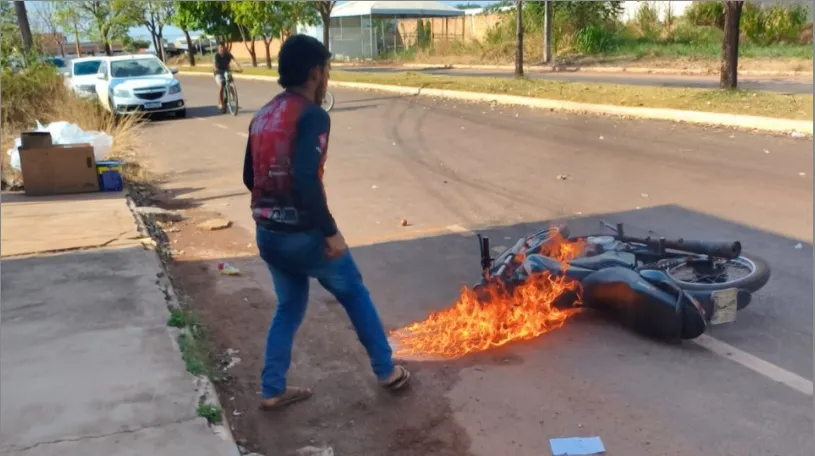 Homem danifica viatura, ateia fogo em moto e foge da polícia em Canaã dos Carajás