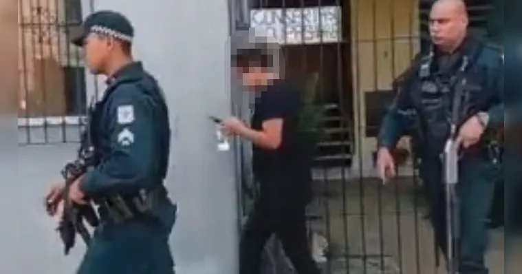 A situação chamou atenção e revoltou moradores do residencial que se indignaram com a atitude da mulher e a ameaçaram. A Polícia Militar foi acionada e encaminhou a suspeita para esclarecimentos. | (Foto: Reprodução/Redes Sociais)