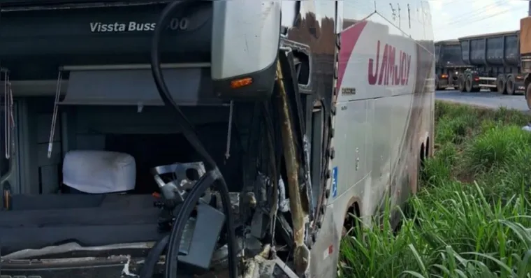 Uma pessoa morre em acidente grave entre ônibus e carro em estrada no PA