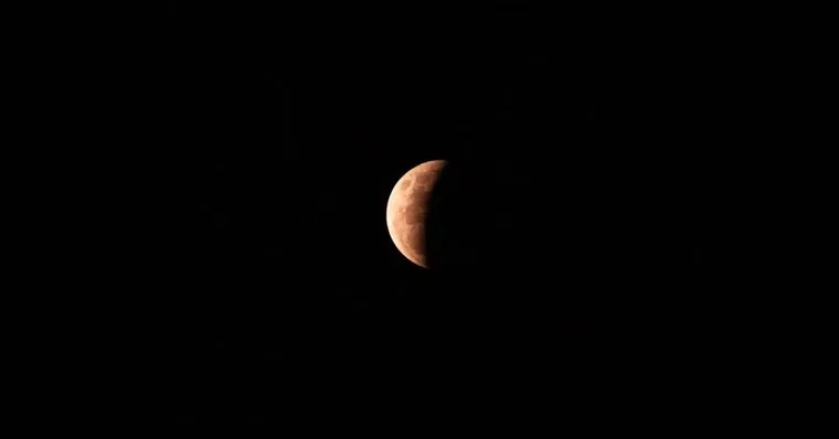 O eclipse vai cobrir 93% da terra e será um espetáculo a parte | Reprodução/Magnific