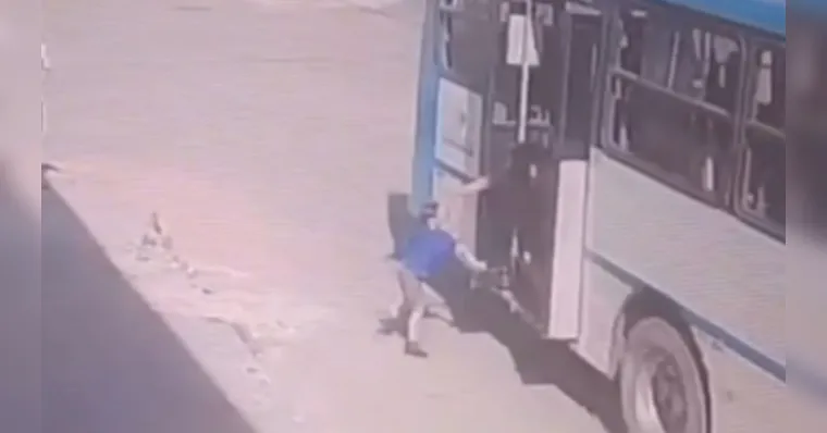 Motorista do ônibus arrancou antes da criança e mãe descerem e quase resulta em fatalidade | Divulgação