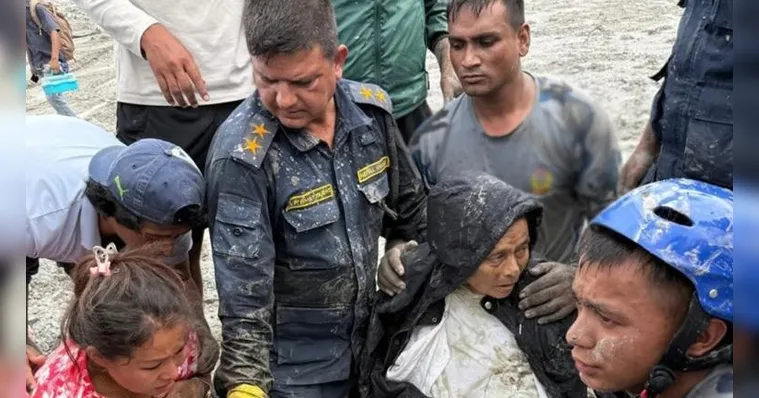 A operação contou com militares do Nepal e especialistas sul-coreanos em resposta a desastres. | Reprodução/Nepal Police HQ
