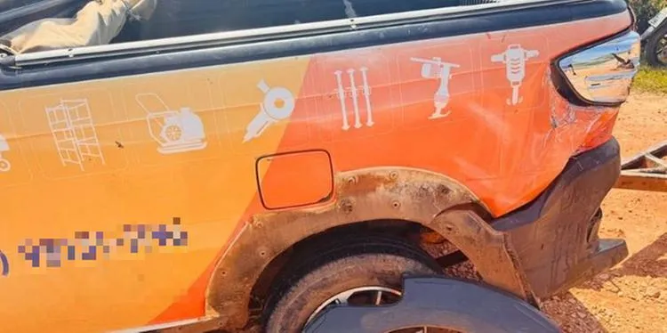 A imagem em destaque mostra o carro com o qual a vítima havia colidido de moto. (Foto: Reprodução | A Voz do Xingu)