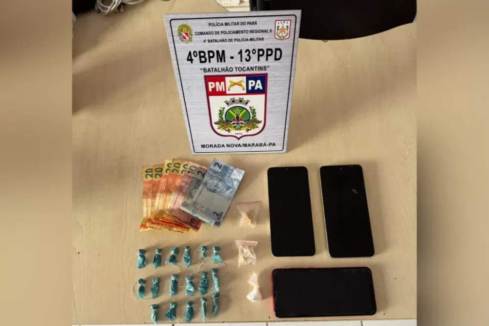 Foram apreendidos dinheiro, papelotes de drogas e celulares