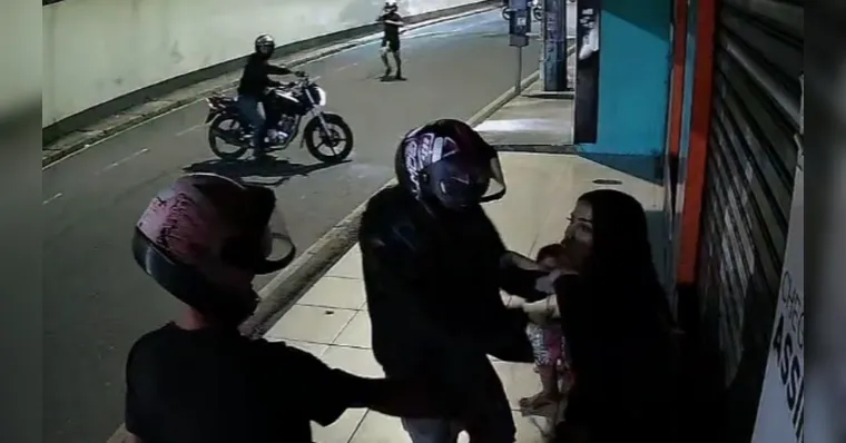 Os suspeitos que estavam nas garupas das motos atacam as vítimas | Divulgação