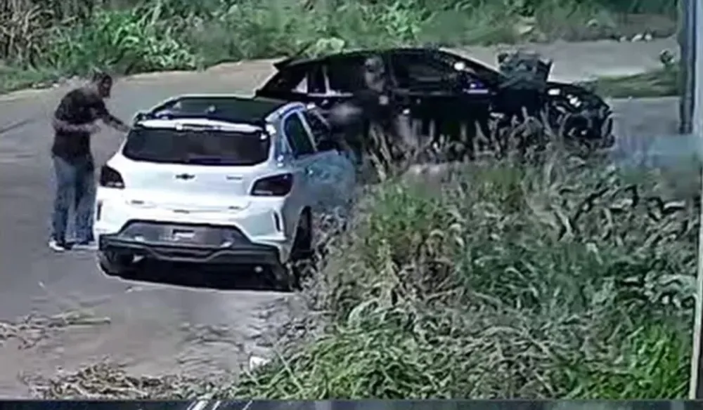 Câmera de segurança flagrou a fuga dos criminosos após o assalto/ Imagens: Divulgação