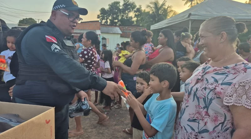 s crianças receberam brinquedos, lanches e doces/ Foto: Ronaldo Modesto