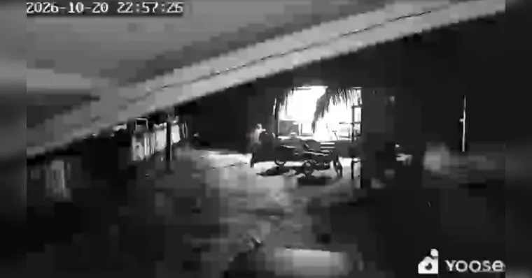 Câmeras instaladas no local mostraram a ação do suspeito | Divulgação/@portalgiroitaituba