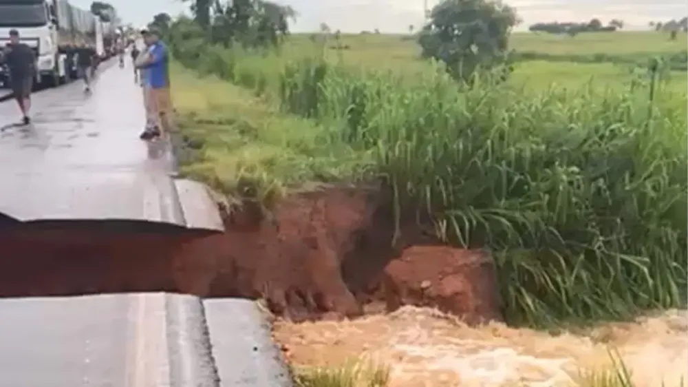 Fortes chuvas abrem cratera na BR-155, no sul do Pará